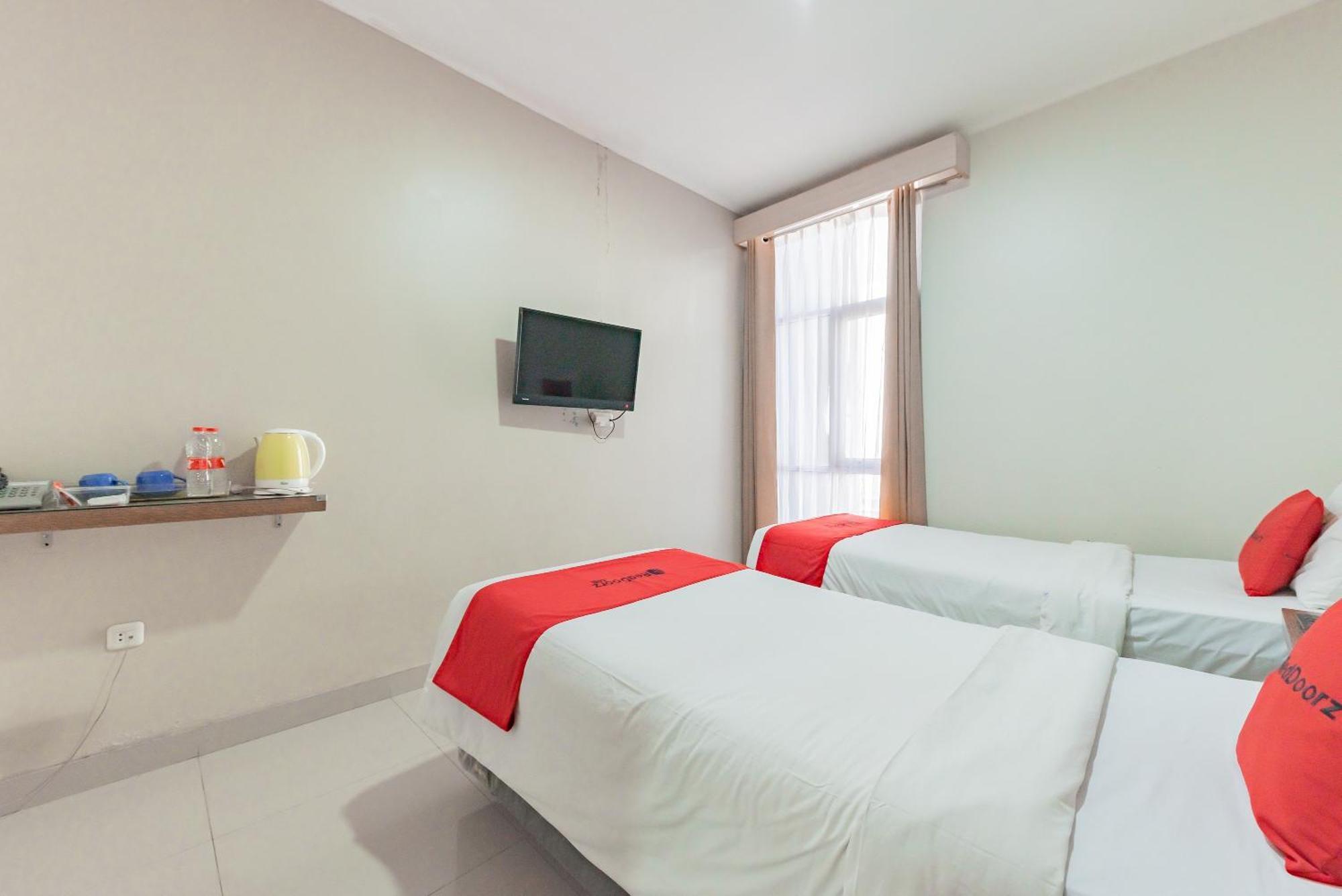 Hotel Reddoorz Near Pasar Baru Bandung Extérieur photo