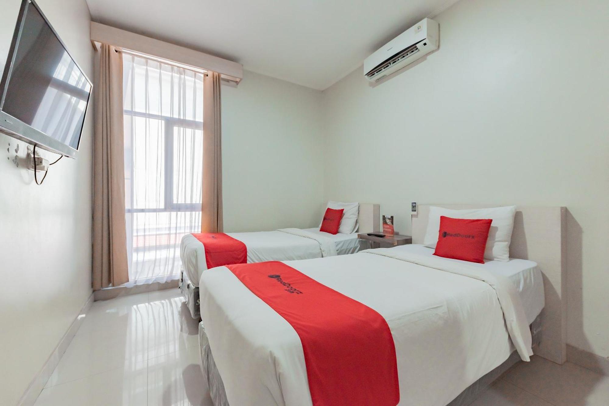 Hotel Reddoorz Near Pasar Baru Bandung Extérieur photo