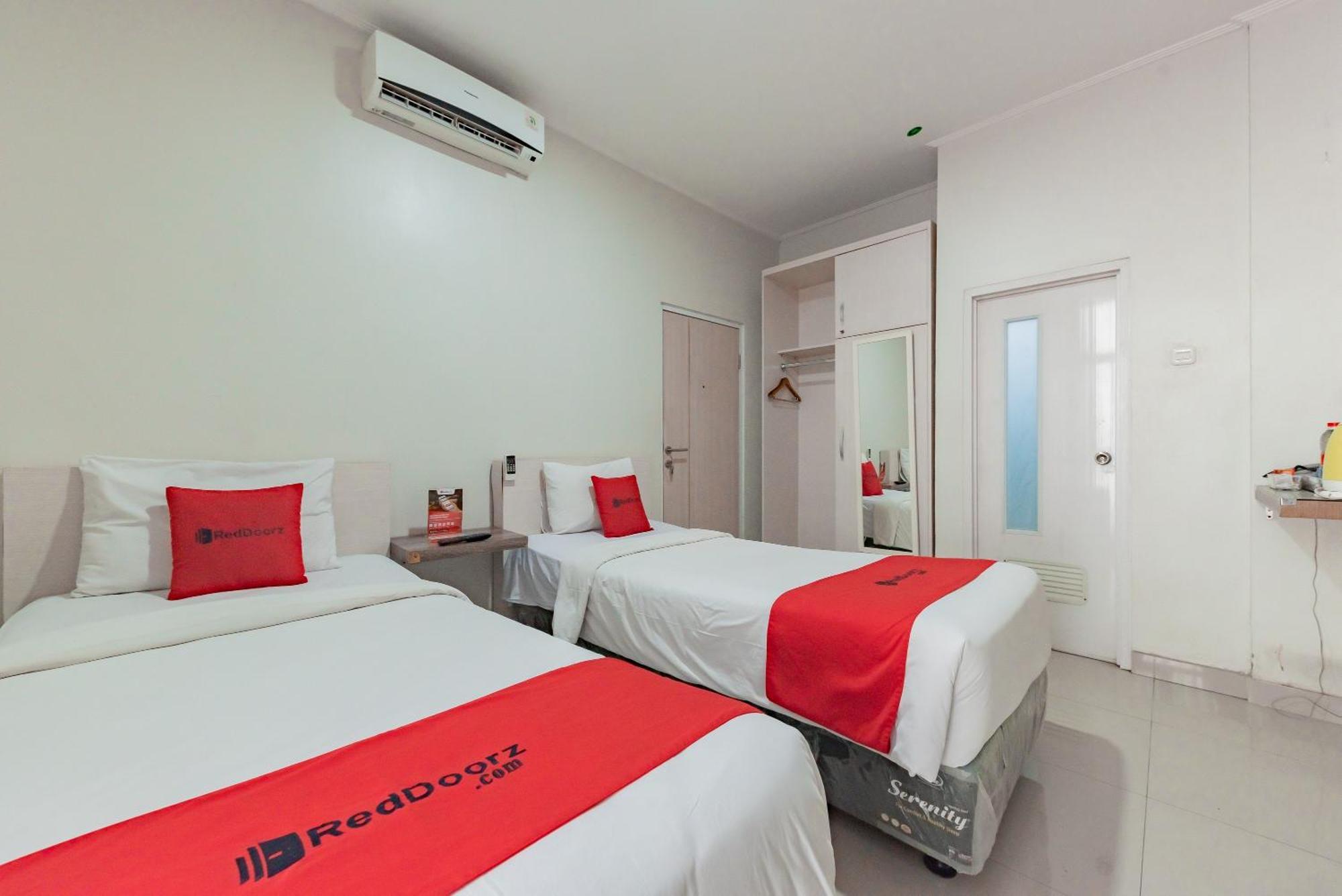 Hotel Reddoorz Near Pasar Baru Bandung Extérieur photo